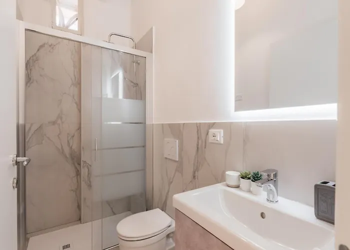 The Rent - Spacious One-bedroom Near Colosseum Apartment Rom